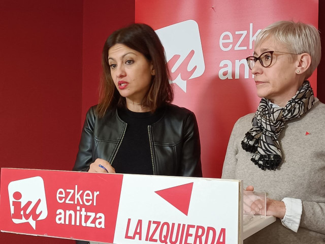 Archivo - La eurodiputada de Izquierda Unida Sira Rego y la coordinadora de Ezker Anitza-IU en Gipuzkoa, Arantza González
