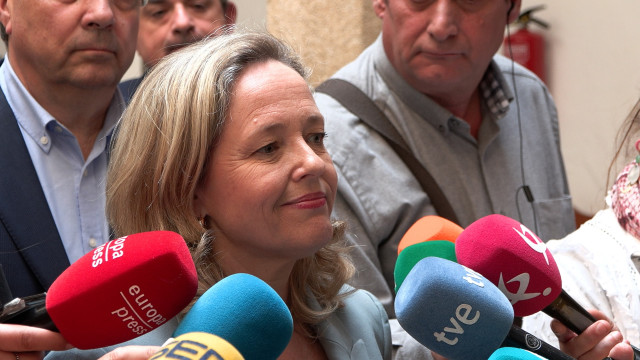 La vicepresidenta primera, Nadia Calviño, atiende a los medios en Cáceres