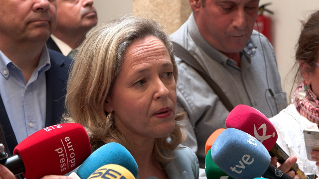 La vicepresidenta primera y ministra de Asuntos Económicos y Transformación Digital, Nadia Calviño, atiende a los medios