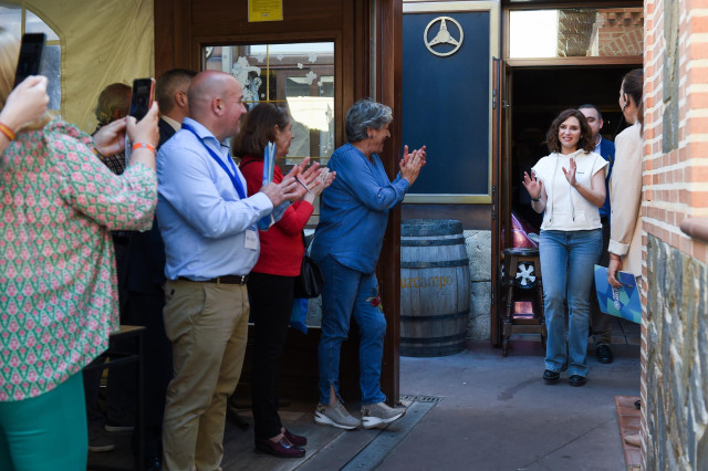 La presidenta de la Comunidad de Madrid y del Partido Popular de Madrid, Isabel Díaz Ayuso, es aplaudida durante su visita la localidad de Ciempozuelos, a 17 de abril de 2023, en Ciempozuelos, Madrid (España). Durante su visita a Ciempozuelos, Ayuso ha vi