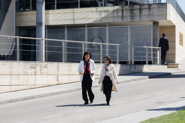 La directora del CNI, Esperanza Casteleiro (i), y la ministra de Defensa, Margarita Robles (d), a su llegada al Centro Nacional de Inteligencia (CNI)