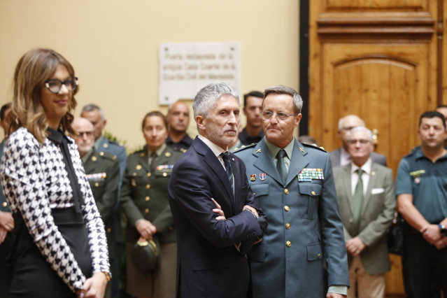 El ministro del Interior, Fernando Grande-Marlaska (c), y  la delegada del Gobierno en Melilla, Sabrina Moh Abdelkader (1i),  durante su visita al grupo de Policía Judicial, UDYCO, UFAM en la comandancia de la Guardia Civil