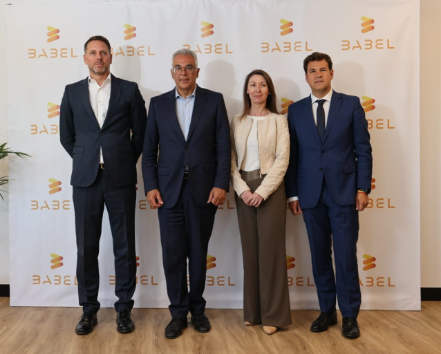 De izquierda a derecha: El CEO de Babel, Tony Olivo; el consejero de Administración Local y Digitalización de la Comunidad de Madrid Carlos Izquierdo; la directora general de Babel España, Carmen Castelló, y el alcalde de Las Rozas,  José de la Uz.