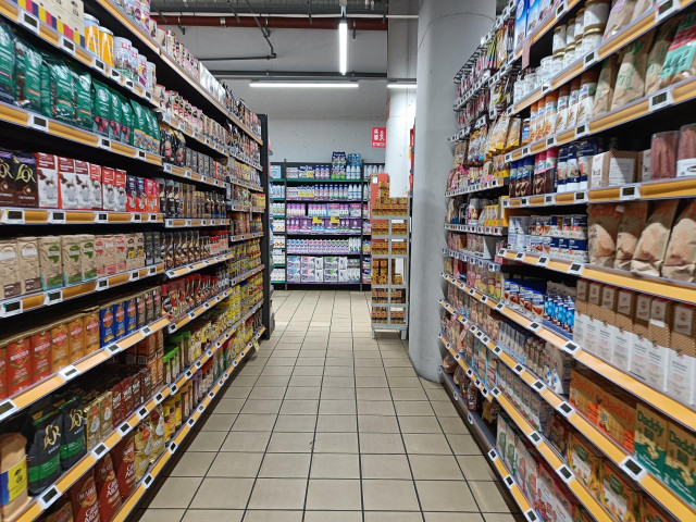 Imagen de productos de alimentación en un centro comercial.