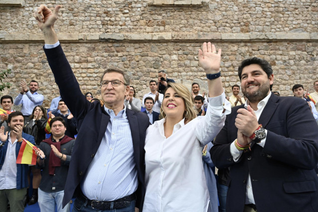(I-D) El presidente del Partido Popular, Alberto Núñez Feijóo; la alcaldesa de Cartagena, Noelia Arroyo; y el presidente de la Región de Murcia, Fernando López Miras; durante un acto de su partido en el patio del antiguo CIM, en la Facultad de Ciencias de