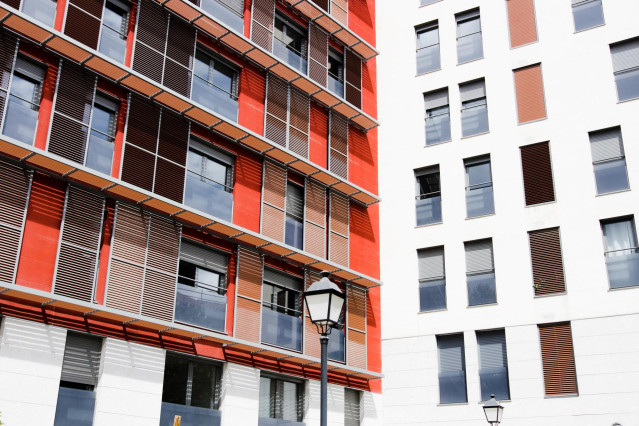 Dos edificios en el distrito de Embajadores, a 14 de abril de 2023, en Madrid (España).