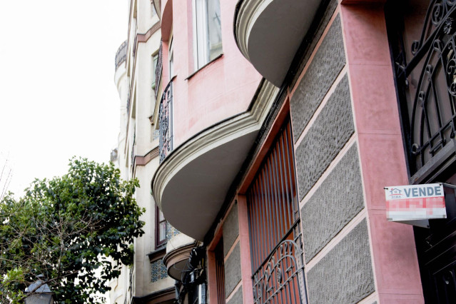 Un cartel de 'Vende' de una inmobiliaria, en un portal del distrito de Arganzuela, a 14 de abril de 2023, en Madrid (España).
