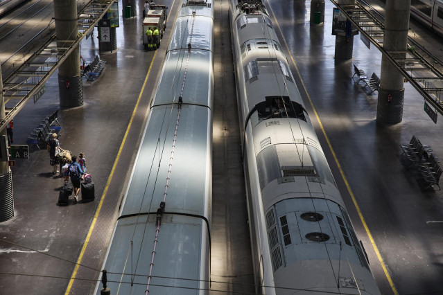 Archivo - Varias personas caminan por un andén en la estación de Ave Madrid - Puerta de Atocha