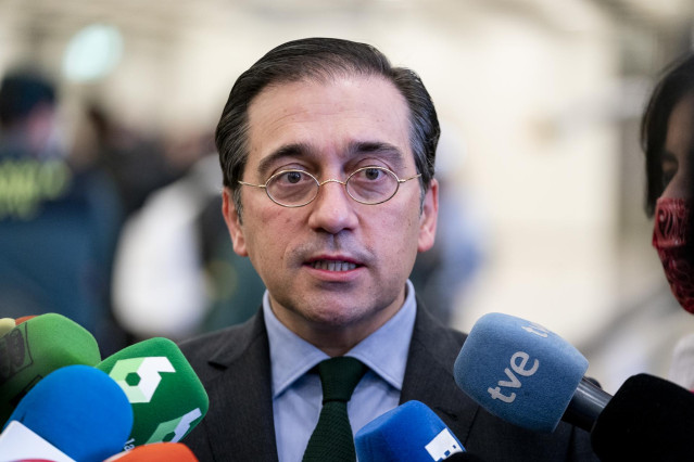 Archivo - El ministro de Asuntos Exteriores, Unión Europea y Cooperación, José Manuel Albares, responde a los medios en el Aeropuerto Adolfo Suárez Madrid Barajas donde ha acudido a recibir a los españoles repatriados, a 28 de febrero de 2022, en Madrid (