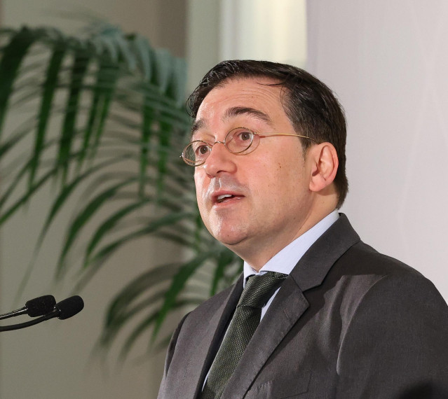 El ministro de Asuntos Exteriores, José Manuel Albares, interviene durante un desayuno informativo del Foto de la Nueva Comunicación, en el Hotel Mandarin Oriental Ritz, a 23 de marzo de 2023, en Madrid (España).