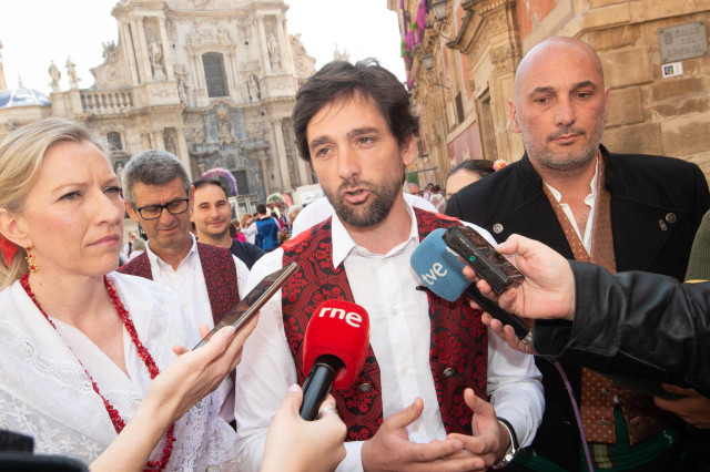 El secretario general de Ciudadanos, Adrián Vázquez, atiende a los medios durante la procesión de la Virgen de Fuensanta en la celebración del Bando de la Huerta, a 11 de abril de 2023, en Murcia, Región de Murcia (España).