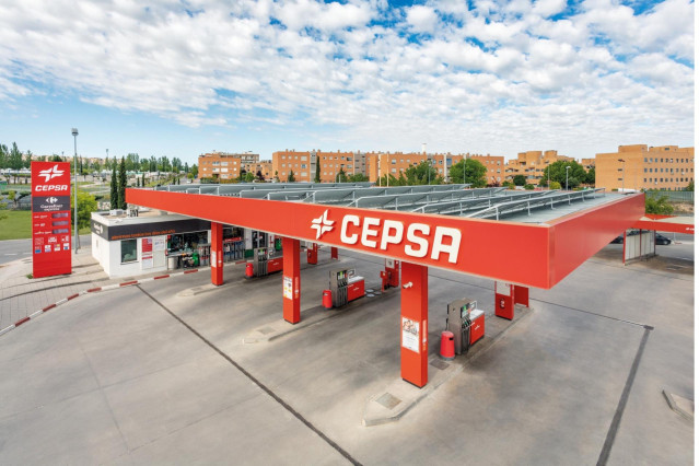 Archivo - Estación de servicio con placas solares.