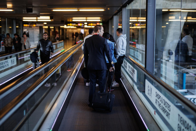 Un piloto de avión en una rampa mecánica de la terminal T4 del aeropuerto de Adolfo Suárez-Madrid Barajas, a 5 de abril de 2023, en Madrid (España).