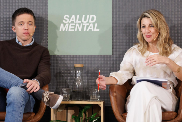 Archivo - La vicepresidenta segunda, Yolanda Díaz, y el líder de Más País, Iñigo Errejón, durante la presentación del Informe Precariedad laboral y salud mental: conocimientos y políticas, en el Impact Hub Piamonte, a 17 de marzo de 2023, en Madrid (Españ