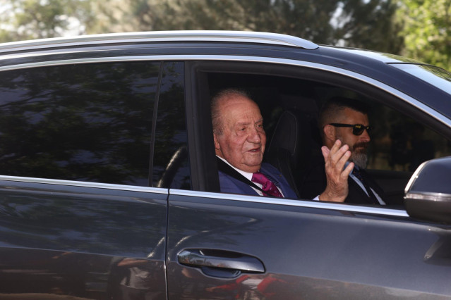Archivo - El Rey emérito a su llegada a encuentro con el Rey Felipe VI, en el Palacio de la Zarzuela, a 23 de mayo de 2022