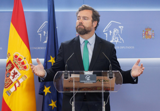 El portavoz de Vox en el Congreso, Iván Espinosa de los Monteros, interviene durante una rueda de prensa en el Congreso