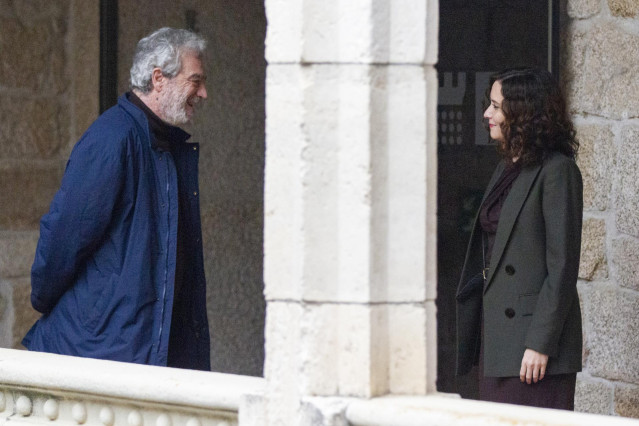 Archivo - El director del Gabinete de la Presidencia de la Comunidad de Madrid, Miguel Ángel Rodríguez, conversa con la presidenta de la Comunidad de Madrid, Isabel Díaz Ayuso, en la reunión del Consejo de Gobierno de la Comunidad, en el Castillo de Manza