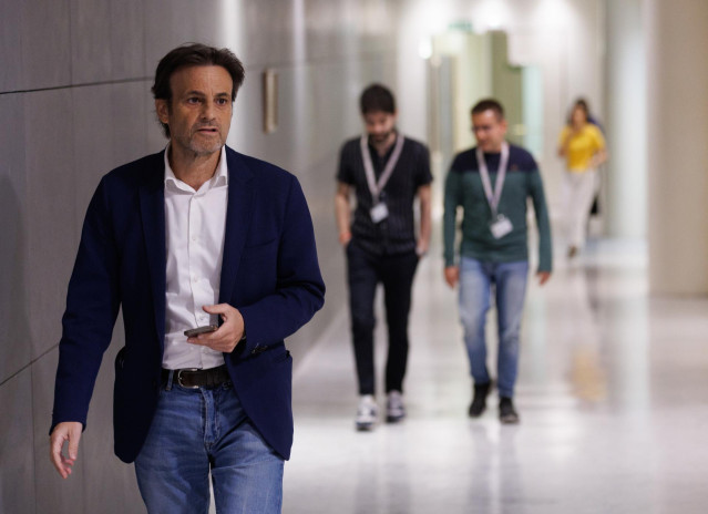 El presidente del grupo parlamentario de Unidas Podemos, Jaume Asens, a su llegada a una rueda de prensa anterior a la reunión de la Junta de Portavoces, en el Congreso de los Diputados, a 18 de abril de 2023, en Madrid (España).