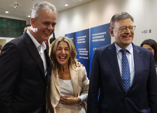 Archivo - (I-D) El vicepresidente segundo y consejero de Vivienda y Arquitectura Bioclimática de la Generalitat Valenciana, Héctor Illueca, la vicepresidenta segunda y ministra de Trabajo y Economía Social, Yolanda Díaz, y el presidente de la Generalitat