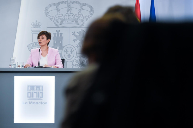 La ministra Portavoz, Isabel Rodríguez, interviene durante una rueda de prensa posterior a una reunión del Consejo de Ministros, en el Palacio de la Moncloa, a 18 de abril de 2023, en Madrid (España). El Consejo de Ministros ha aprobado la movilización de