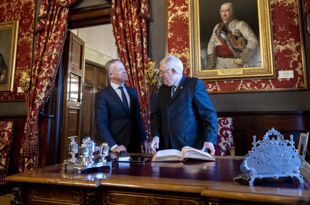 Archivo - El presidente del Senado, Ander Gil (i) y el nuevo presidente del Tribunal Constitucional (TC), Cándido Conde-Pumpido (d), escribe en el Libro de Firmas del Sendo, durante un encuentro en el Senado, a 30 de enero de 2023, en Madrid, (España). Es