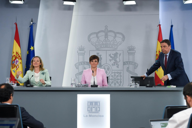 (I-D) La vicepresidenta primera y ministra de Asuntos Económicos y Transformación Digital del Gobierno de España, Nadia Calviño; la ministra Portavoz, Isabel Rodríguez y el ministro de Agricultura, Pesca y Alimentación, Luis Planas, al inicio de una rueda