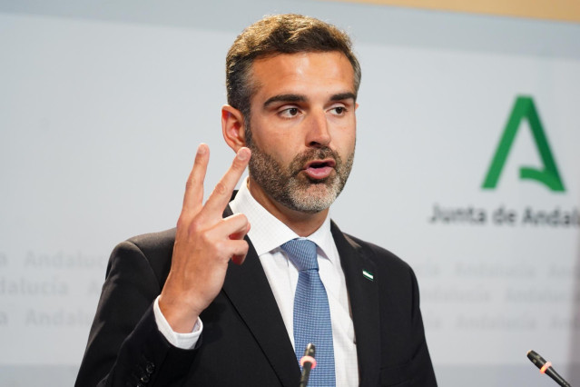 El consejero de Sostenibilidad, Medio Ambiente y Economía Azul y portavoz del Gobierno, Ramón Fernández Pacheco, en la rueda de prensa posterior al Consejo de Gobierno andaluz en el Palacio de San Telmo, a 18 de abril de 2023 en Sevilla (Andalucía, España