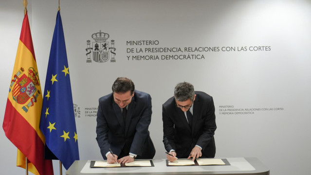 El ministro de Asuntos Exteriores, José Manuel Albares, y el ministro de la Presidencia, Félix Bolaños, firman un acuerdo interministerial