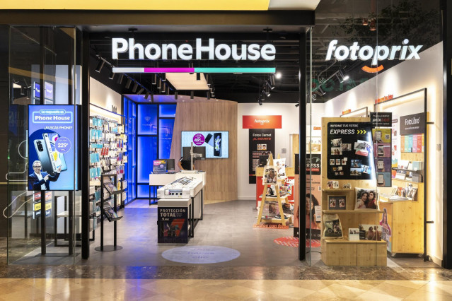 Archivo - Tienda que combina los servicios de PhoneHouse y Fotoprix