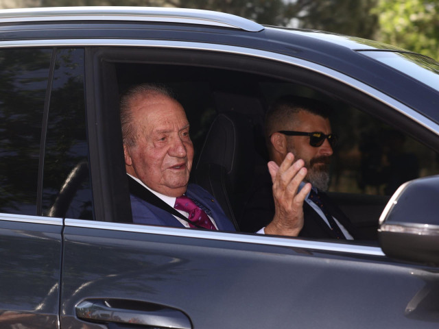 Archivo - El Rey emérito a su llegada a encuentro con el Rey Felipe VI, en el Palacio de la Zarzuela
