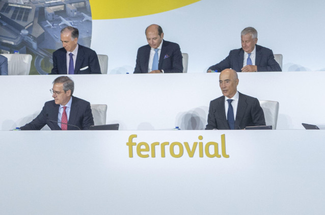El consejero delegado de Ferrovial, Ignacio Madridejos (i) y el presidente de Ferrovial, Rafael del Pino (d), durante la Junta General Ordinaria de Accionistas de Ferrovial, en el auditorio ONCE, a 13 de abril de 2023, en Madrid (España). Durante la Junta