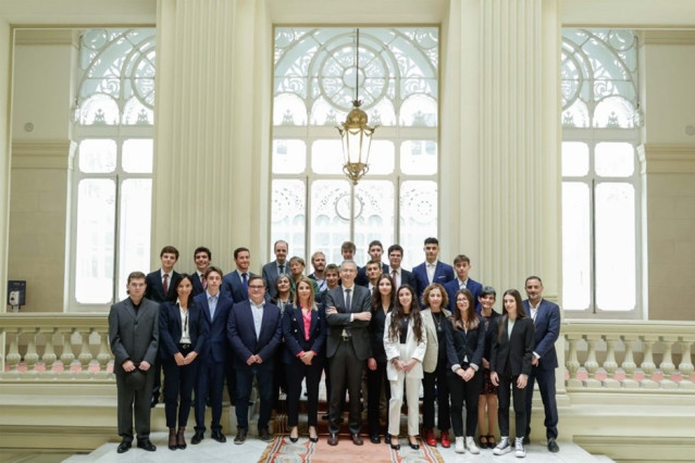 Archivo - Estudiantes del IES Pino Montano, ganadores del Concurso Generación €uro.