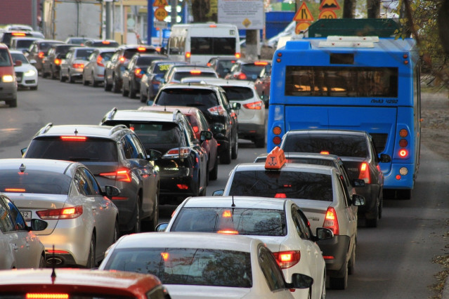 Multitud de coches en un atasco en Madrid.