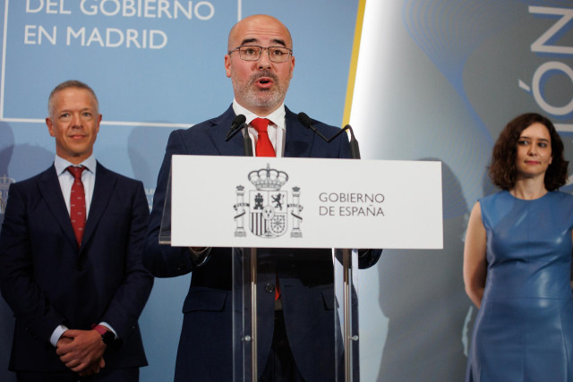 Francisco Martín en su toma de posesión, con la presidenta Díaz Ayuso a su izquierda.