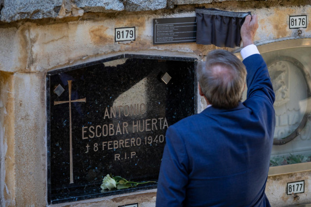 El secretario de Estado de la Memoria Democrática, Fernando Martínez López, destapa la placa del nicho del general republicano Antonio Escobar durante la ofrenda floral en su homenaje, en el Cementiri de Monjuïc, a 12 de abril de 2023, en Barcelona.