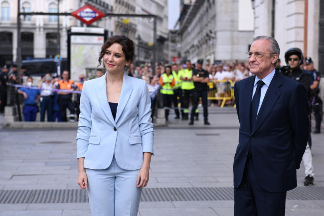 Archivo - La presidenta de la Comunidad de Madrid, Isabel Díaz Ayuso, y el presidente del Real Madrid, Florentino Pérez, a su llegada al acto de recibimiento a la plantilla y directivos del Real Madrid Baloncesto tras conquistar la 36 ª Liga Endesa ACB, e