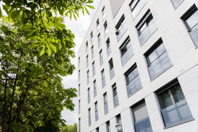 Un edificio en el distrito de Embajadores en Madrid (España).