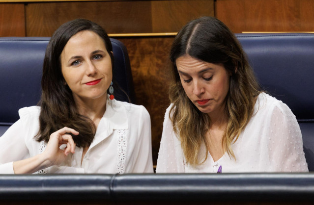 La secretaria general de Podemos y ministra de Derechos Sociales y Agenda 2030, Ione Belarra (i) y la ministra de Igualdad, Irene Montero (d), durante una sesión plenaria en el Congreso de los Diputados, a 19 de abril de 2023, en Madrid (España).
