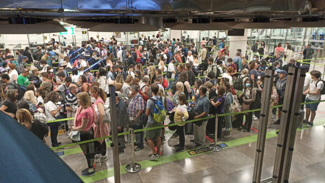 Archivo - Colas en el control de pasaporte de Barajas.