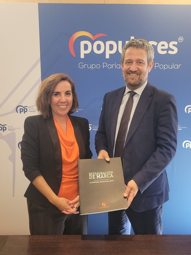 El portavoz adjunto del Grupo Parlamentario Popular en el Congreso de los Diputados, Jaime de Olano, y la secretaria general de Marcas de Restauración, Adriana Bonezzi, Adriana Bonezzi