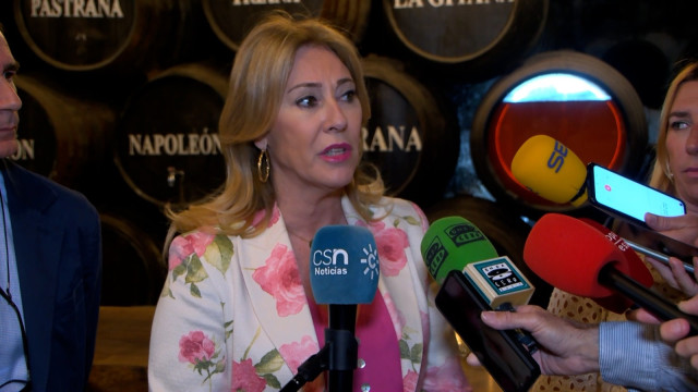 Carollina España atiende a los periodistas en Sanlúcar de Barrameda.