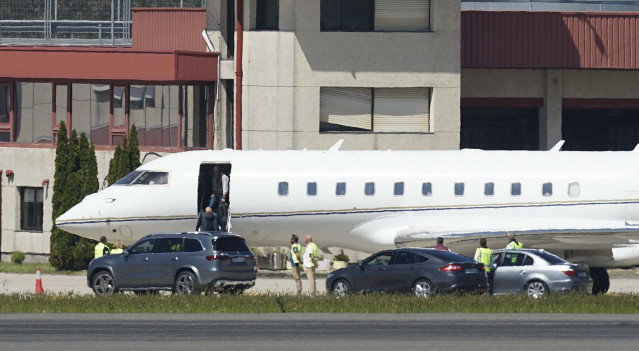 El Rey emérito Juan Carlos baja del avión a su llegada al Aeropuerto de Vigo-Peinador.