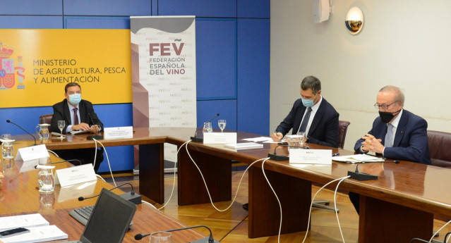 Archivo - Emilio Restoy, presidente de la FEV, y Luis Planas, ministro de Agricultura, Pesca y Alimentación.