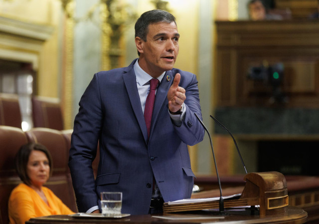 El presidente del Gobierno, Pedro Sánchez, interviene durante una sesión plenaria en el Congreso de los Diputados, a 19 de abril de 2023, en Madrid (España). Durante el pleno del Congreso, el presidente del Gobierno ha informado sobre los últimos Consejos
