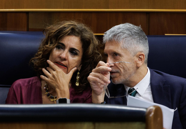 La ministra de Hacienda, María Jesús Montero y el ministro de Interior, Fernando Grande-Marlaska, durante una sesión plenaria en el Congreso de los Diputados, a 19 de abril de 2023, en Madrid (España). Durante el pleno del Congreso, el presidente del Gobi