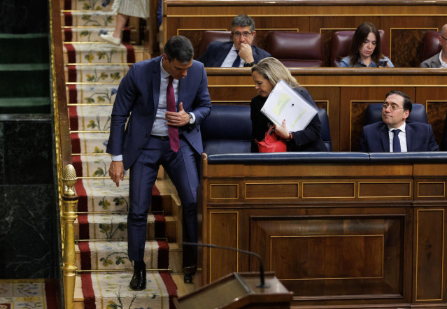 (I-D) El presidente del Gobierno, Pedro Sánchez; la vicepresidenta primera y ministra de Asuntos Económicos y Transformación Digital, Nadia Calviño y el ministro de Asuntos Exteriores, Unión Europea y Cooperación, José Manuel Albares, durante una sesión p