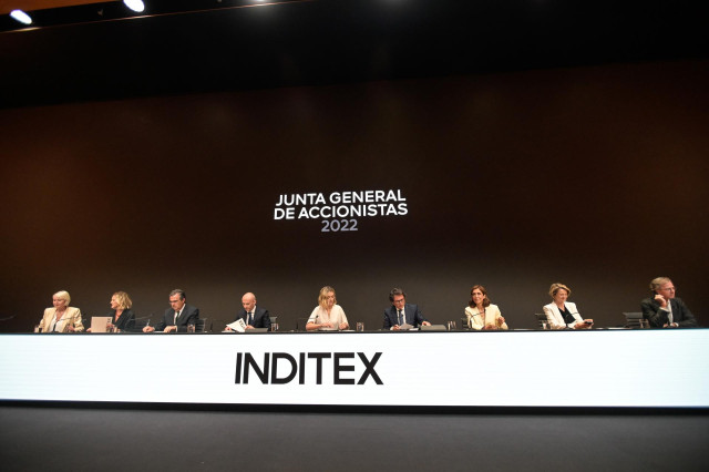 Archivo - En el centro, el consejero delegado de Inditex, Óscar García Maceiras, y la presidenta de Inditex, Marta Ortega, junto con el resto de miembros del Consejo de Administración durante la primera convocatoria de la Junta General de Accionistas de I