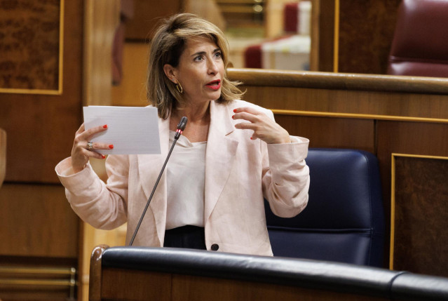 La ministra de Transporte, Movilidad y Agenda Urbana, Raquel Sánchez, interviene durante una sesión plenaria en el Congreso de los Diputados, a 19 de abril de 2023, en Madrid (España).