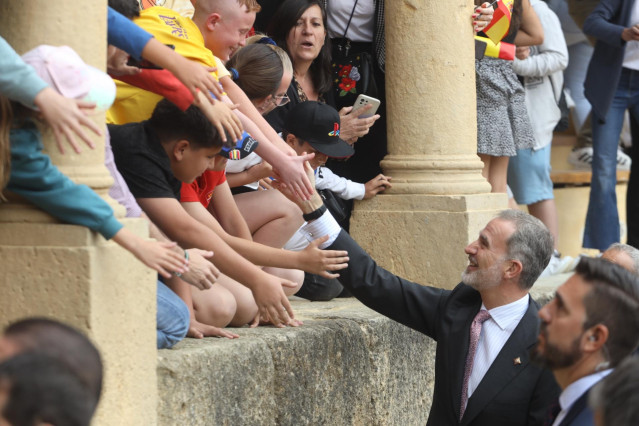 El Rey Felipe VI, saluda a varios escolares durante la reunión de las cinco Reales Maestranzas de Caballería en la Real Maestranza de Caballerías de Ronda, a 19 de abril de 2023 en Málaga (Andalucía, España). El Rey Felipe VI preside la reunión de las cin