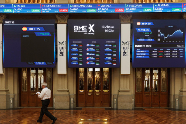 Un panel del IBEX 35 en el Palacio de la Bolsa, a 13 de abril de 2023, en Madrid (España). Las acciones de Ferrovial han amanecido hoy con un avance del 0,48%, hasta los 27,27 euros por título, el día de su ‘histórica’ junta de accionistas para decidir el